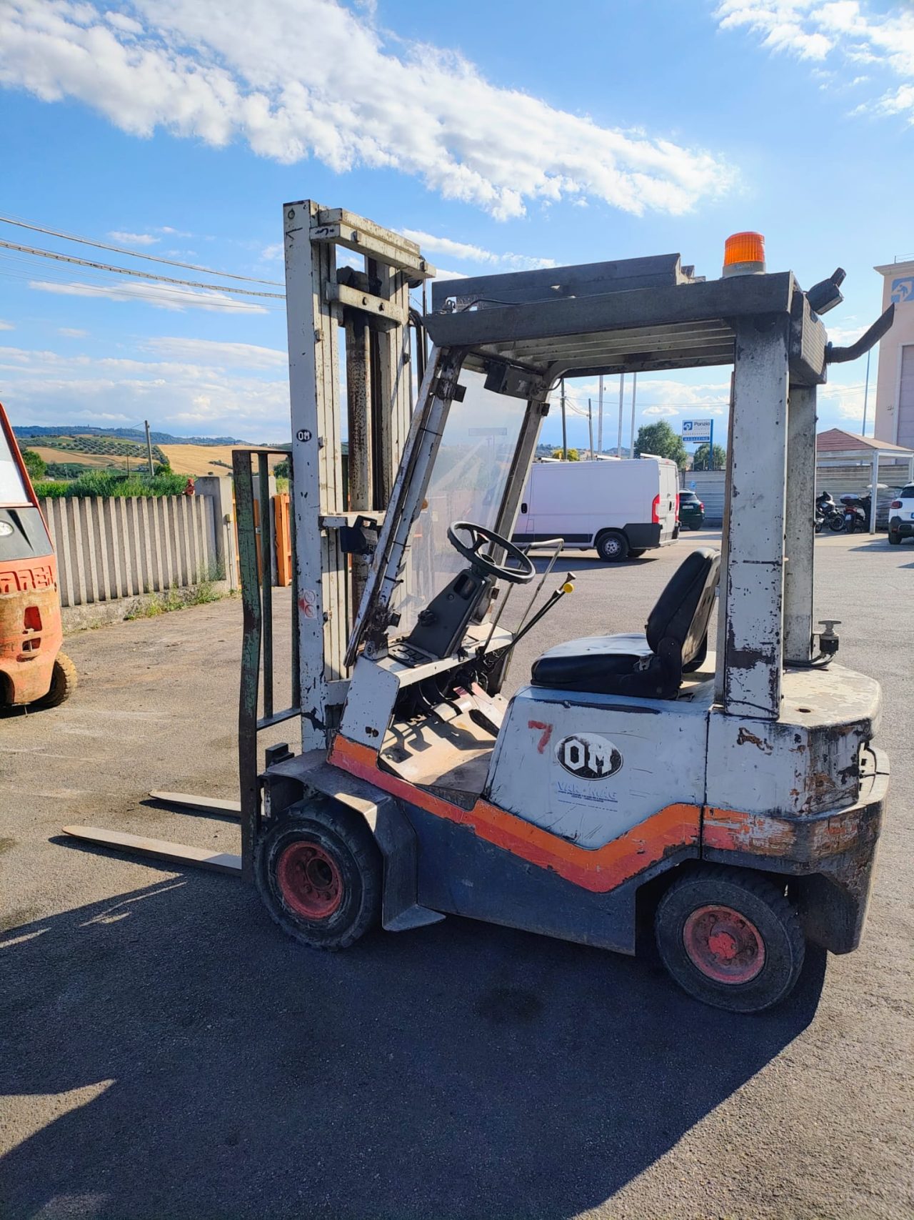 Carrello-elevatore-OM-DI-15-C-1280x1707.jpg