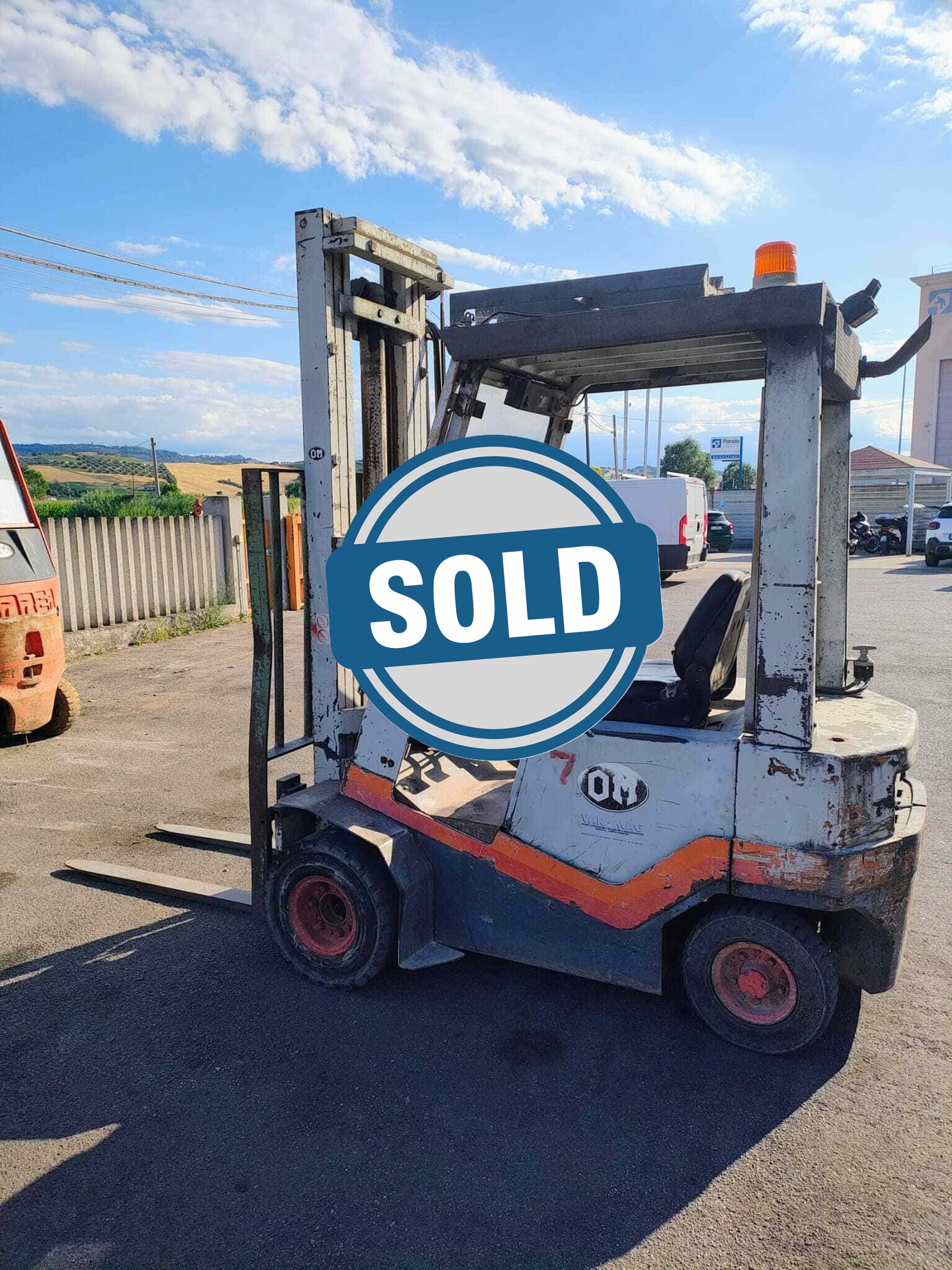 https://www.atlastre.com/wp-content/uploads/2025/07/Carrello-elevatore-OM-DI-15-C-2-1-1.jpg
